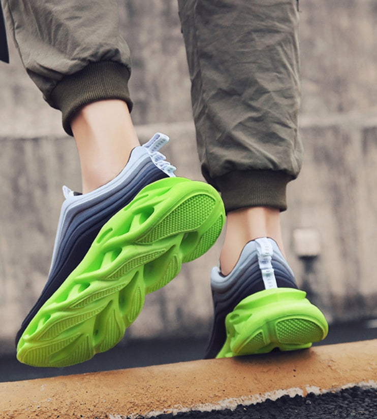 Breathable mesh running shoes